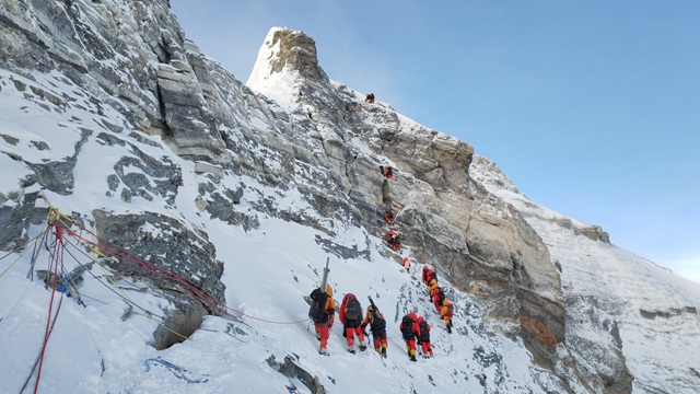我國科考隊員登頂珠峰 開展多項科學考察