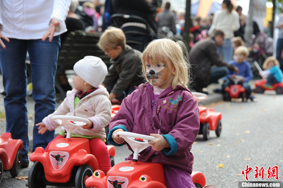  德国举办“世界儿童日” 小“萝莉” 们大集结