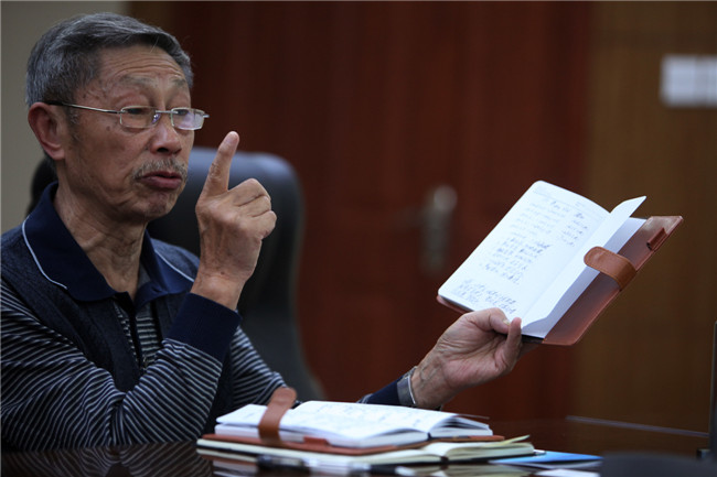 有铁嘴之称的原县政协委员谢凤仪老人向记者展示其监督酉阳五年发展的记事本。