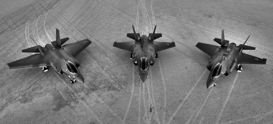 洛马在沙漠基地中秀F-35战机全家福