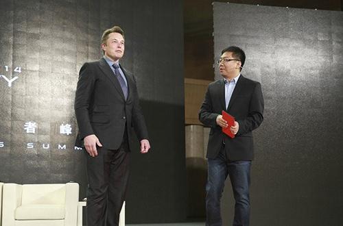 “钢铁侠”特斯拉CEO埃隆·马斯克（左）与极客公园主持人张鹏