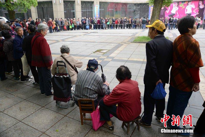 江西数百老人为领10元代金劵排队近5小时