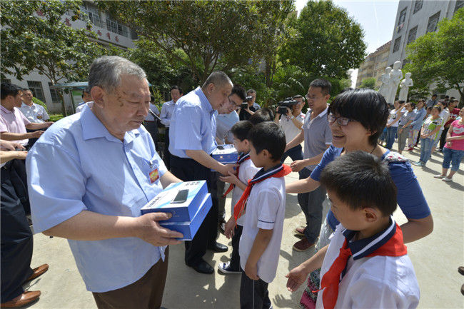 中国地震局和中国盲人协会向我市残疾儿童捐赠了无障碍有声读物、阳光书包等学习用品。 (摄影 王十庆)