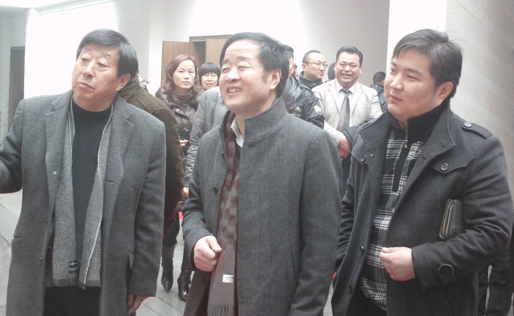 刘建飞（右一）陪同领导参观毛笔博物馆