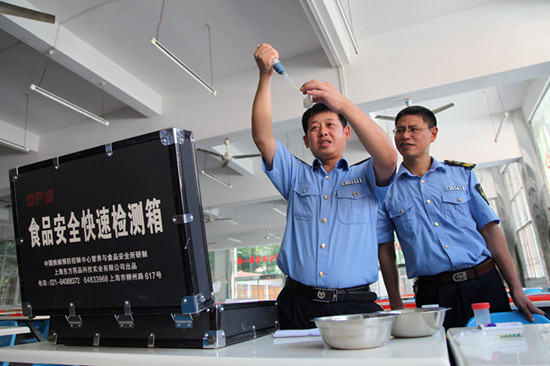 2014年8月29日，广西桂林市全州县食品药品监督执法人员在一所中学食堂抽样快速检测豆腐中的“吊白块”。_副本