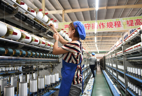 沭阳经济技术开发区内，纺织企业邦源新材料公司的工人在生产_副本