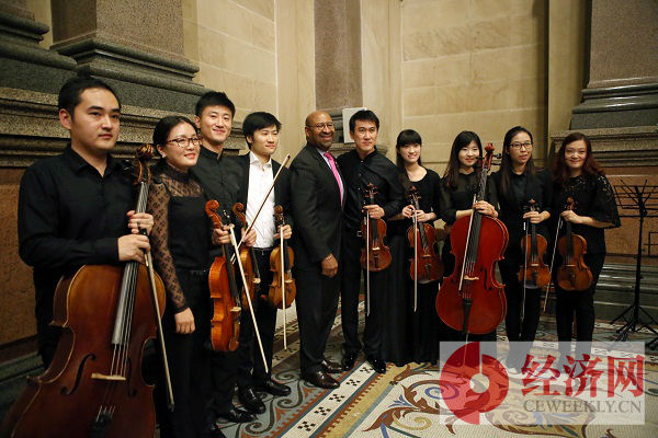 5，费城市长迈克尔.纳特与中国国家大剧院管弦乐团的音乐家们合影