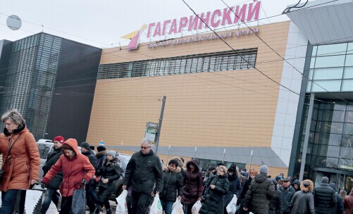 p75(1) 俄罗斯莫斯科， 人们提着大包小包的东西离开Gagarinsky 商场。cfp