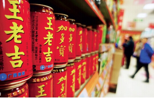 p62 三年来，加多宝与王老吉两家凉茶公司已经接连爆发了十余起官司。到最新的“红罐案”一审判决，加多宝公司已经“七连败”。cfp