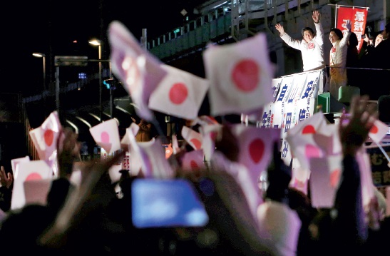 p76 安倍晋三和自民党几无悬念地保住了众议院多数席位，安倍也在12 月24日正式当选日本第97 任首相。CFP