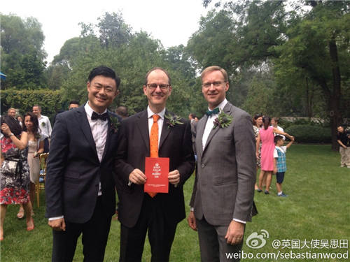 7b英国驻上海总领事与华裔男友在北京的英国驻华大使官邸举办同性婚礼