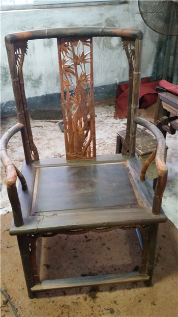 工匠师即将雕刻完成的红木椅
