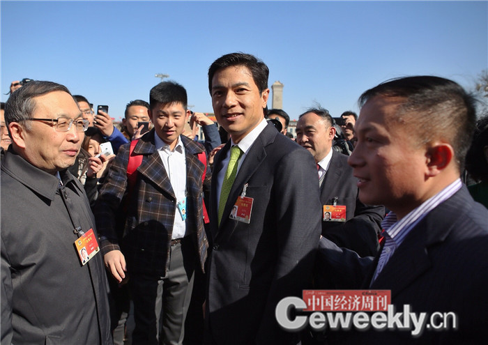 山西政协主席拉李彦宏求合影