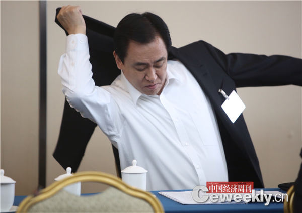 【两会花絮】许家印见记者忙穿西装