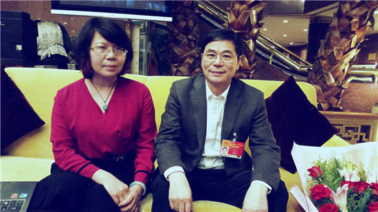 赖坤洪（右）与记者合影