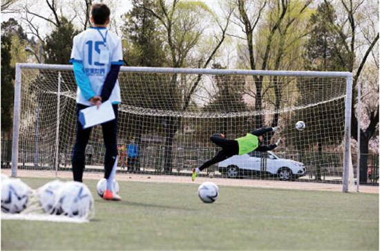 p48-1 3月22日，北京，清华大学2015年男子足球高水平运动员体育专项测试正在举行。清华大学自2010年停止该项目招生后，5年来首次恢复。