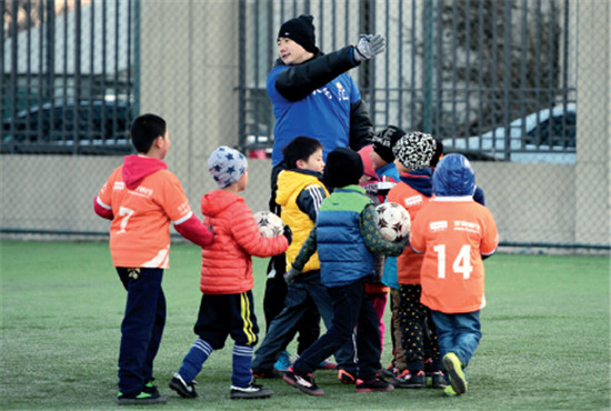 p49-1 1月11日，北京朝阳区798艺术区足球公园，孩子们在参加“社区足球小将”免费足球培训课。