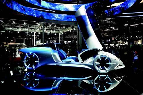 2015 年上海车展，传统车企纷纷通过“互联网+”来武装自己。博泰集团推出的中国市场上首辆智能汽车概念车——Project N 超级智能移动终端。