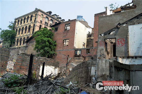p57-2 重庆市渝中区厚慈街即将被拆除的棚户区建筑 《中国经济周刊》记者 夏一仁 摄