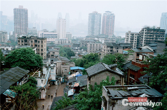 p57-1 位于重庆市区的棚户区被高楼环绕 《中国经济周刊》记者 夏一仁 摄
