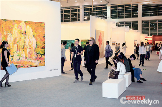 p083-1 艺术北京今年共吸引了超过8 万人次到场，98% 的参展商均有交易。 《中国经济周刊》记者 肖翊 摄