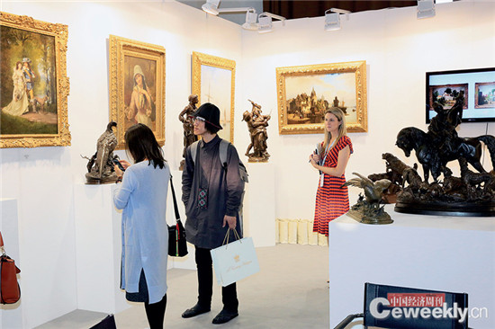 p083-2 艺术北京经典馆内有30 家展商展出西方古典油画、欧洲古董家具、中国书画、瓷器杂项、珠宝、铜雕艺术等。《中国经济周刊》记者 肖翊 摄