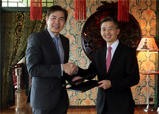 凯德集团总裁兼首席执行官林明彦先生（左）与新加坡能源集团总裁黄锦贤先生（右）出席签约仪式  _凯德公司提供