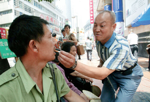 2007 年5 月19 日，号称“中国民间反烟第一人”的张跃，在重庆解放碑专“抢”别人叼着或夹在手指中的烟。当日，他在两小时内“抢”走了34 根烟。