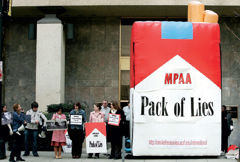 p46-4 2005 年2 月22 日，美国华盛顿，禁烟活动者在美国电影协会办公楼前举行示威活动，抗议电影向包括未成年人在内的观众宣传吸烟，要求电影制片公司在今后制作的影片中不再出现吸烟等内容。