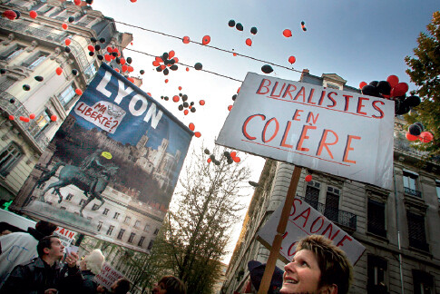 p46-5 2006 年11 月6 日，法国里昂，烟草商举行全国游行，抗议政府颁布的禁烟令。从次年2 月起，法国绝大多数公共场合开始禁烟。
