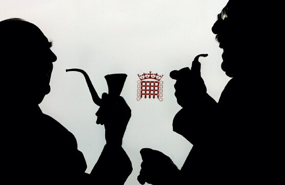 p47-1 2005 年3 月9 日，英国伦敦，议员Mason 和Harris 在上院抽烟，以支持烟民在全国无烟日的权利。