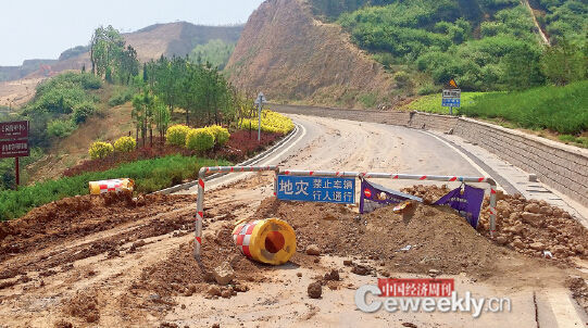 p36-1地处西峪煤矿采空区的长风高尔夫球场，周边地表沉降严重《中国经济周刊》记者 韩文I 摄