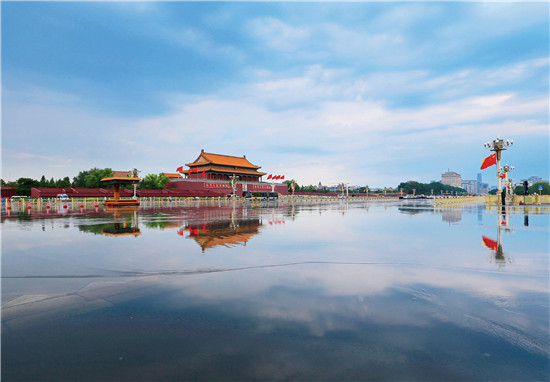 6月17日下午4 时，中国北京，一场暴雨过后，天安门长安街宛如“天空之镜”。
