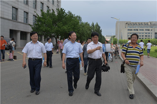 与会国管局及黑龙江省机管局领导参观东北农业大学并听取汇报