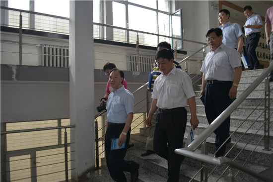 张世良（左一）参观节约型公共机构示范单位时坚持步行
