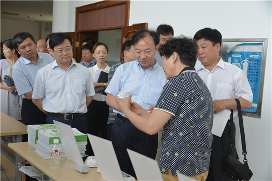 张世良司长（右三）在东北农业大学参观大学生“节能减排科技创新”成果展