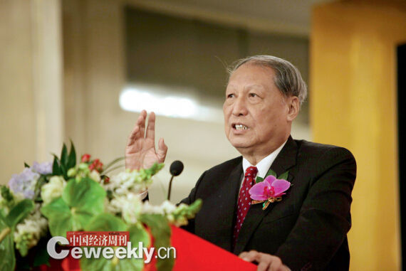 p37-1 2011 年，在第十一届中国经济论坛上，成思危先生发表主旨演讲。
