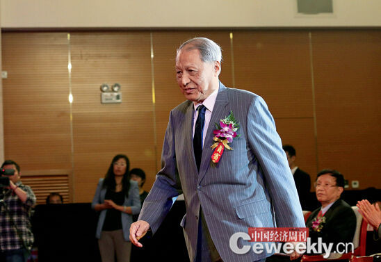 p37-2 2013 年，成思危先生出席第十三届中国经济论坛。