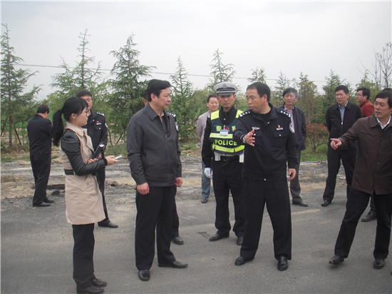 合肥市副市长、市公安局局长姜明（左二）调研交通安全隐患治理工作