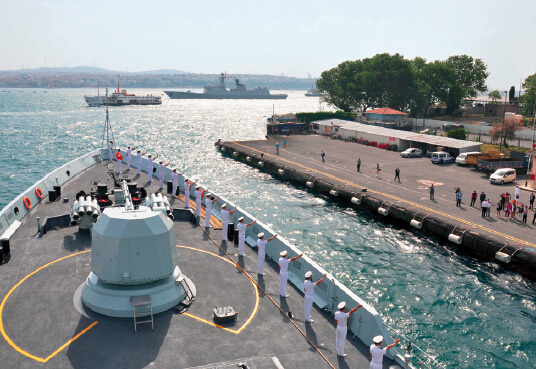 p65-3 2015年5月24日，中国海军第十九批护航编队抵达土耳其伊斯坦布尔，开始对土耳其进行为期5天的友好访问。伊斯坦布尔是土耳其海军北部海区司令部和伊斯坦布尔海峡司令部所在地。中新社