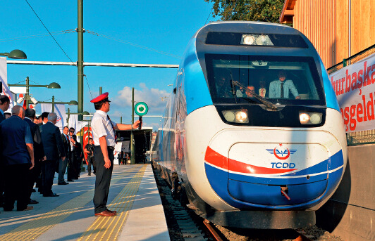 p65-2 2014年7月25日，中国企业首次在海外承建的连接土耳其首都安卡拉和伊斯坦布尔的高铁通车。新华社