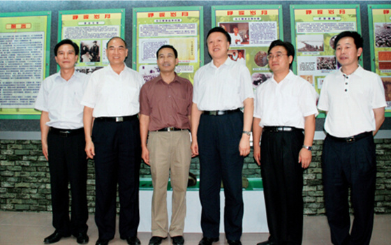 p6-2+2008年，时任广东省委常委、副省长、现任省人大常委会副主任肖志恒（右三）