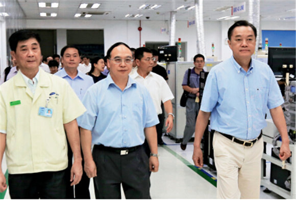 p6-4+湛江市党政代表团在惠州市委书记陈奕威（右一）、市长麦教猛（左二）的陪同下到陈江三星公司考察调研