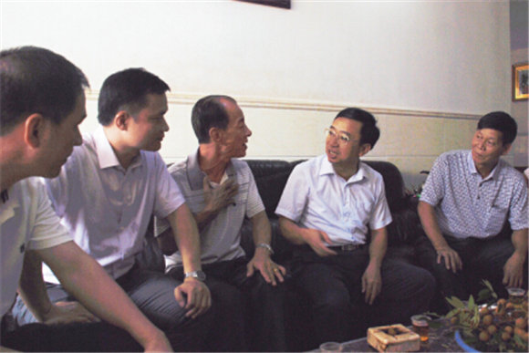 p6-6+2015年，惠州市委常委、市委秘书长范中杰（右三）到陈江街道慰问复退军人。