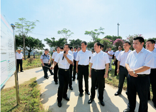 p36+惠州市委副书记、市长麦教猛在仲恺高新区委书记钟一尔的陪同下在陈江街道澄海村调研。