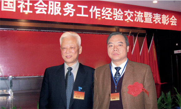 p73+全国人大常委会原副委员长、民革中央主席周铁农在北京接见英华学校董事长胡勇奇