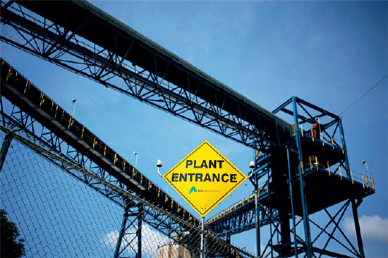 p65 美国第二大煤炭生产商阿尔法8月5日申请破产保护，成为煤价下跌的最新受害者。图为阿尔法位于美国西弗吉尼亚州的一家工厂。CFP