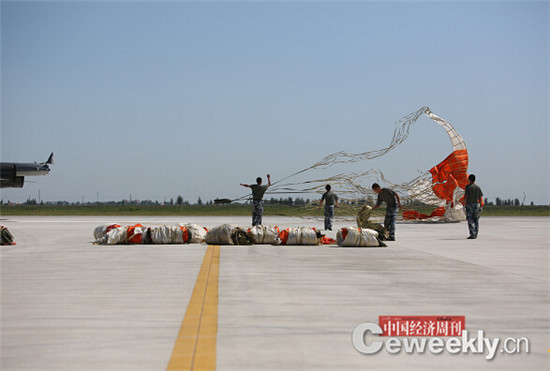 p40-2 飞机降落后，有专门负责的地勤人员收降落伞。