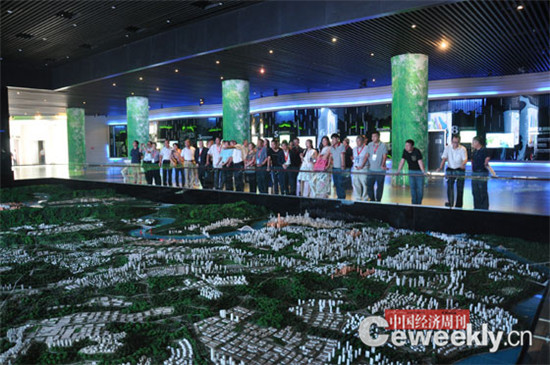 参加亚布力论坛企业家们在重庆两江新区规划展览馆参观   张晓峰摄