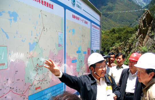 p38-在老虎嘴水电站张国宝向马凯等讲解西藏电力发展